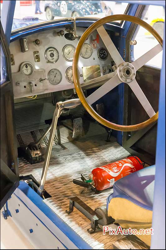 Salon Retromobile, 40cv Renault Tableau de bord