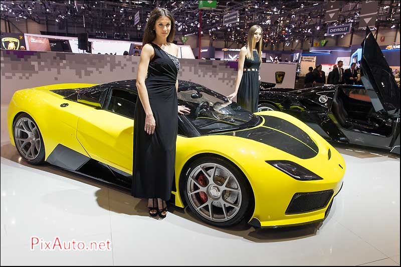 Salon-auto-geneve, Arash AF8 et hotesses