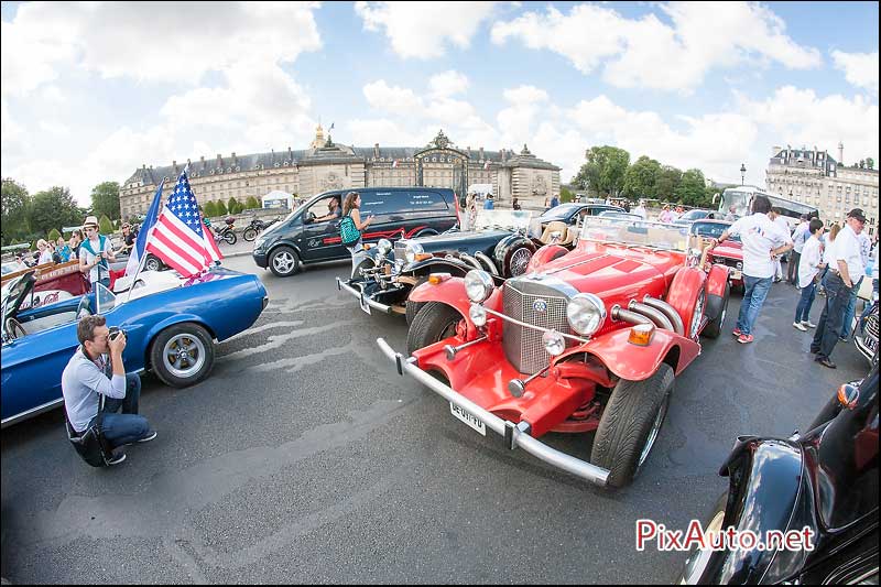 Traversee-de-Paris-Estivale, Excalibur Roadster aux Invalides