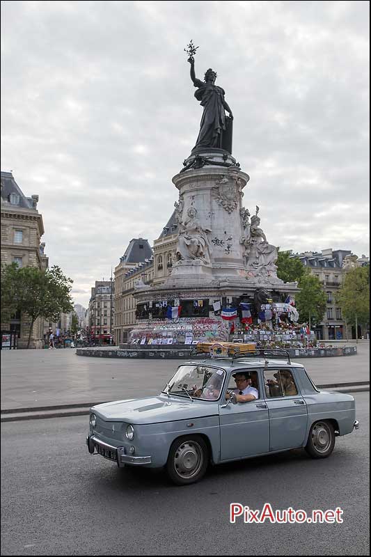 Traversee-de-Paris-Estivale, Renault 8 Place de La Republique