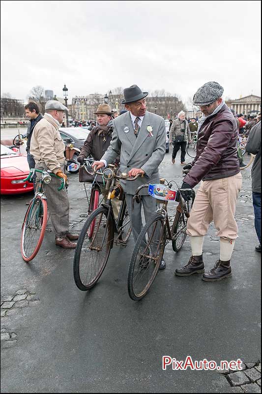 Traversee-de-Paris 2016, Cyclistes en tenue epoque