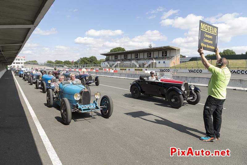 Autodrome-Heritage-Festival, Depart Parade Bugatti