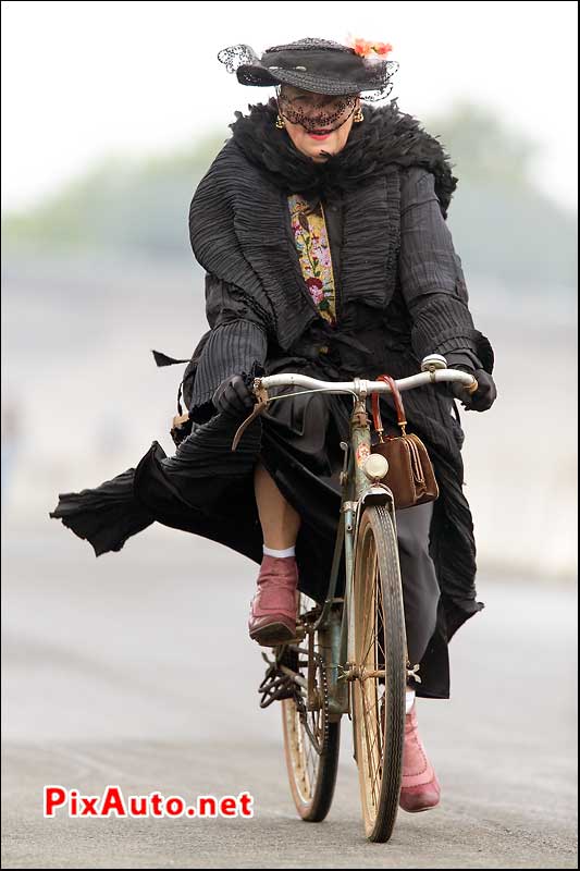 Vintage-Revival-Montlhery, Femme Cycliste