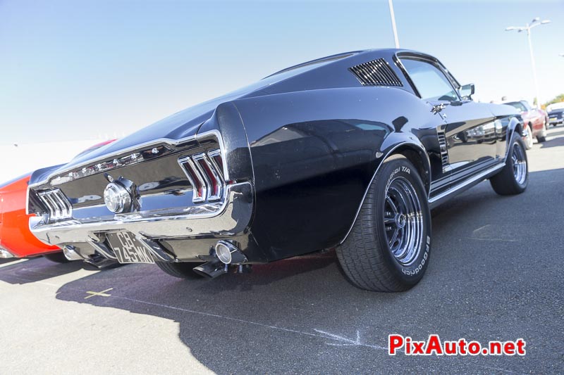 Salon-Automedon, Ford Mustang Fastback black