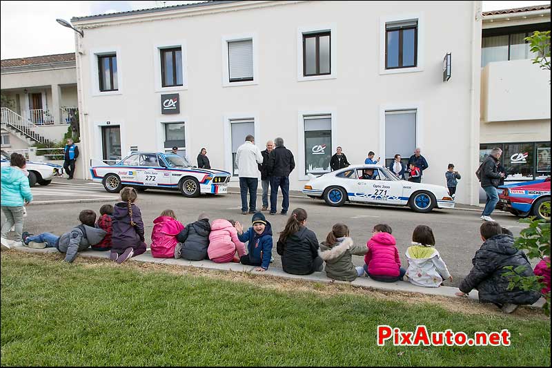 Tour-Auto-Optic-2000, Le Tao Suivi par de tres Jeunes Spectateurs