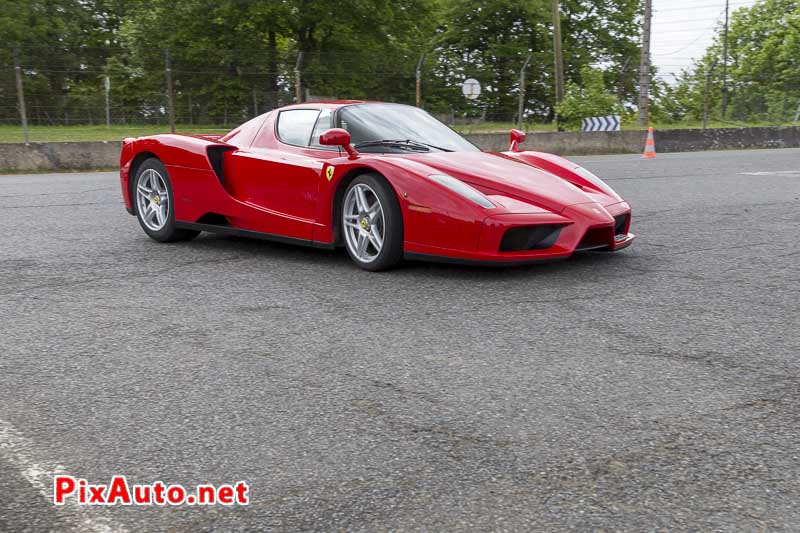 Les Collectionneurs Ont Du Coeur, Ferrari Enzo Aux Deux Ponts