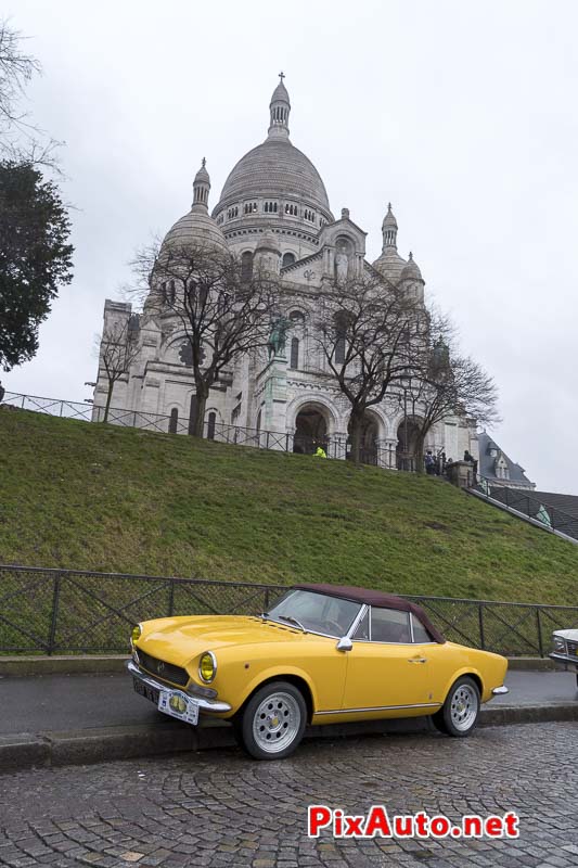 Traversee-de-Paris Hivernale, Spider Fiat Devant Basilique du Sacre-coeur