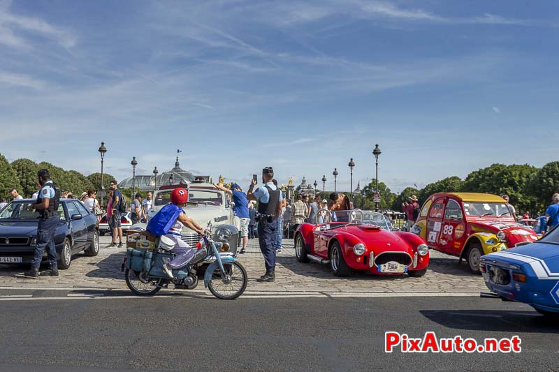 Traversee De Paris Estivale, un Super Hero aux Invalides