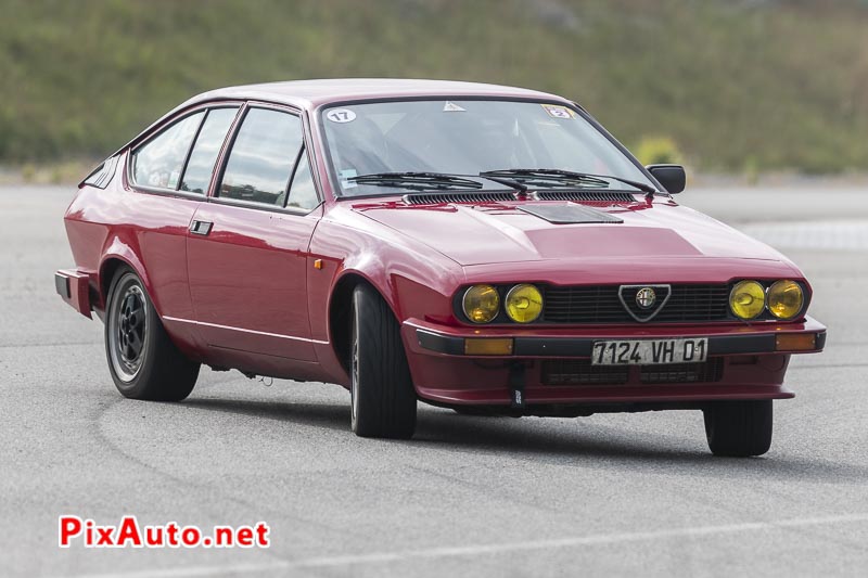 Alfetta GTV6 en travers dans la chicane Nord