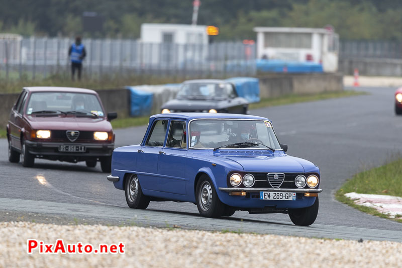 Alfa Romeo Giulia Nuova Super dans le virage de la Ferme