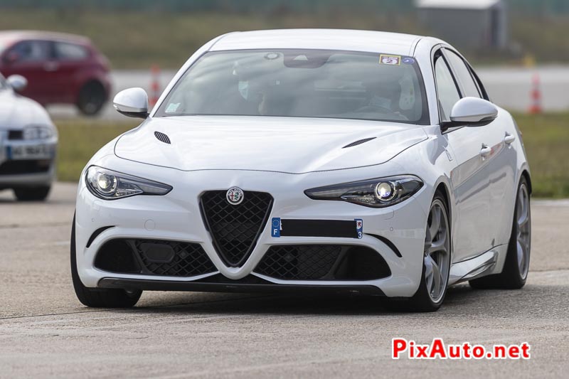 Alfa Romeo Giulia Quadrifoglio dans la chicane Nord