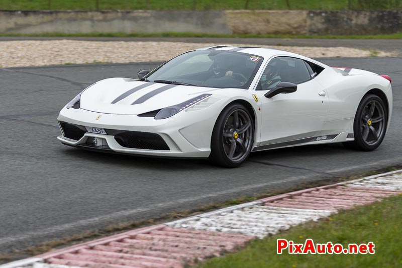 Ferrari 458 Speciale Blanche dans le virage de la Ferme