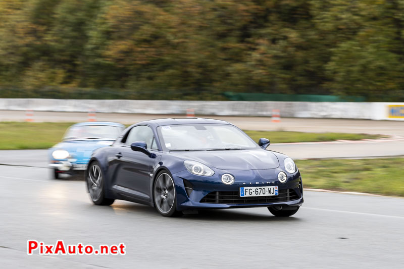 , Alpine A110 Bleu Abysse dans la chicane Nord