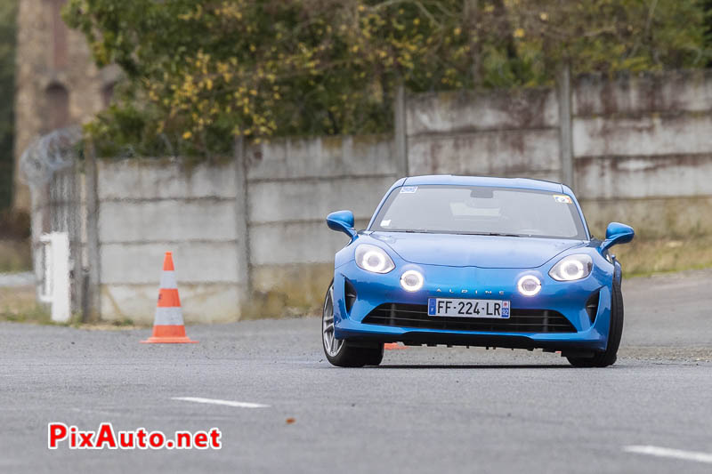 Alpine A110 en derapage a la sortie du virages des deux ponts