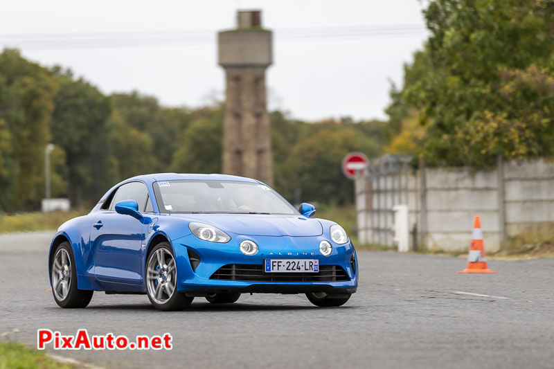 Alpine A110 en travers a la sortie du virage des deux ponts