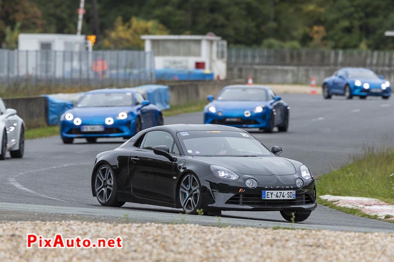 Alpine A110 S dans le virage de la Ferme du circuit de Montlhery