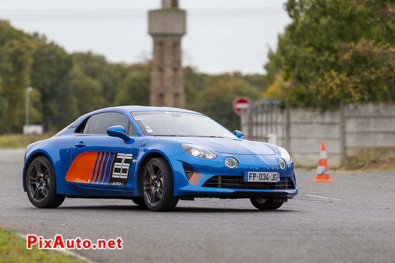 Alpine A110S au virage des 2 Ponts de Montlhery