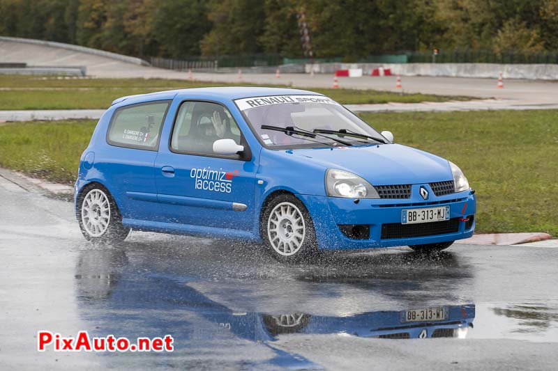 Clio 2.0 16V dans la chicane Nord du circuit de Montlhery