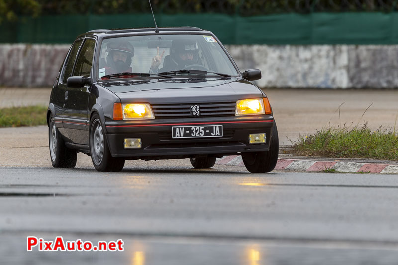 Peugeot 205 GTI 1.9L dans la chicane Nord de Montlhery