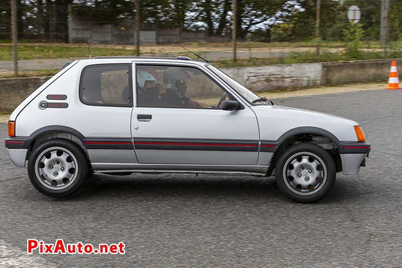 Peugeot 205 GTI sur trois roues aux deux ponts