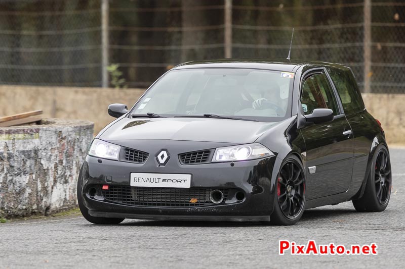 Renault Megane 2 RS dans le virage des deux ponts