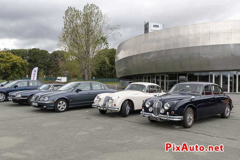 Exposition de vehicules Jaguar devant le pavillon 1924