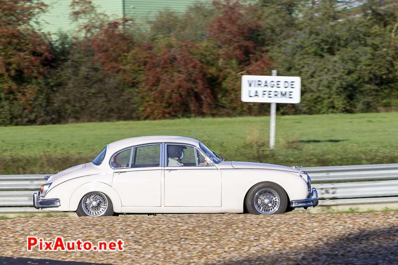 Jaguar Mk II dans le virage de la Ferme