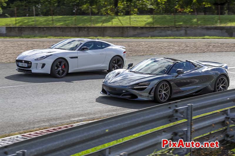 McLaren 720S et Jaguar F-Type dans le virage de la Ferme