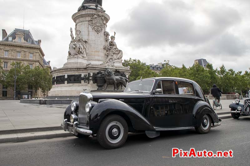 Traversee De Paris, Bentley Place de le Republique