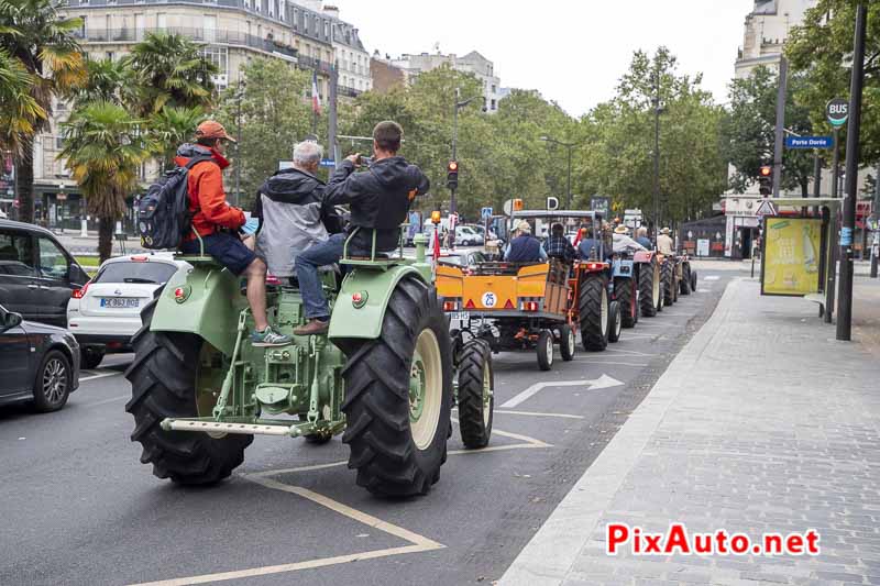 Convoi exceptionnel de Tracteur dans Paris