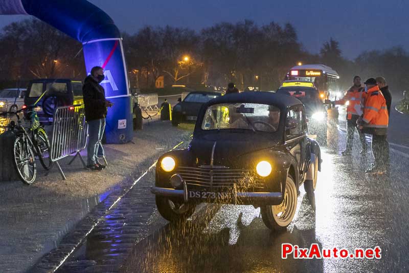 Traversee de Paris Hivernale, 4cv Renault